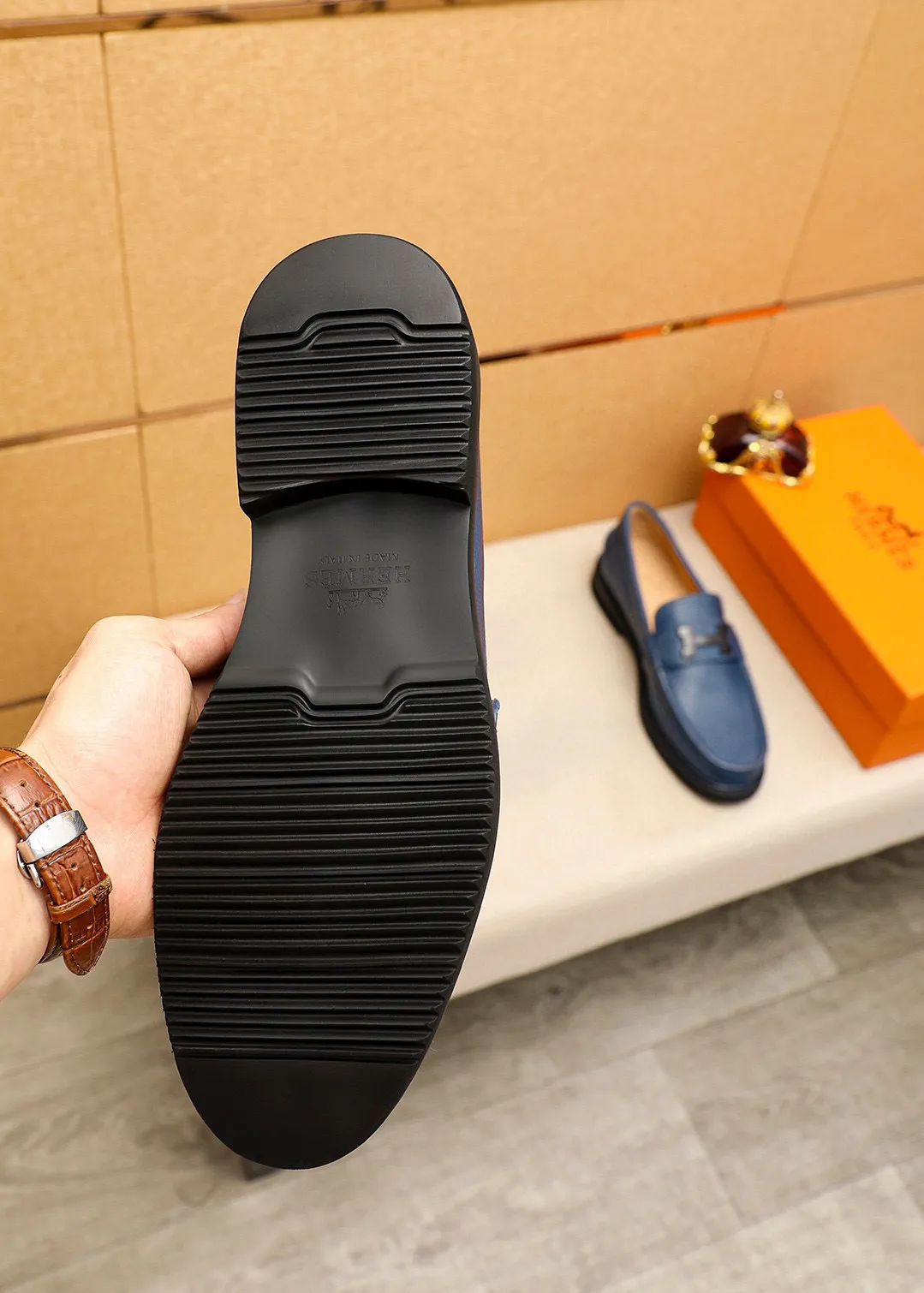 Men's shoes 💰460 💐 Product trademark: HERMES "Hermès" casual leather shoes Regular size: 39-44 (38.45🉑️customized) Product materials: Selected imported first-layer cross-grain cowhide upper + luxury hardware buckle, imported water-dyed cowhide lining. Strong three-dimensional visual effect, non-slip and wear-resistant rubber outsole Color: 4⃣️colors available